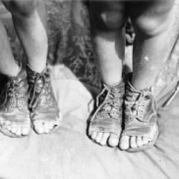 No new shoes, Berlin, 1946. Bundesarchiv, Bild 183-M1129-321 / Donath, Otto / CC-BY-SA 3.0
