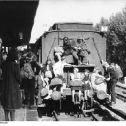 Train travel, Bahnhof Spandau-West, Berlin, 1947. Bundesarchiv, Bild 183-N0304-308 / Donath, Otto / CC-BY-SA 3.0